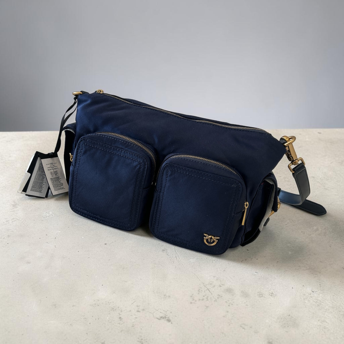 Pinko Cargo Camera Bag – Granatowa Nylonowa Torebka Utility
