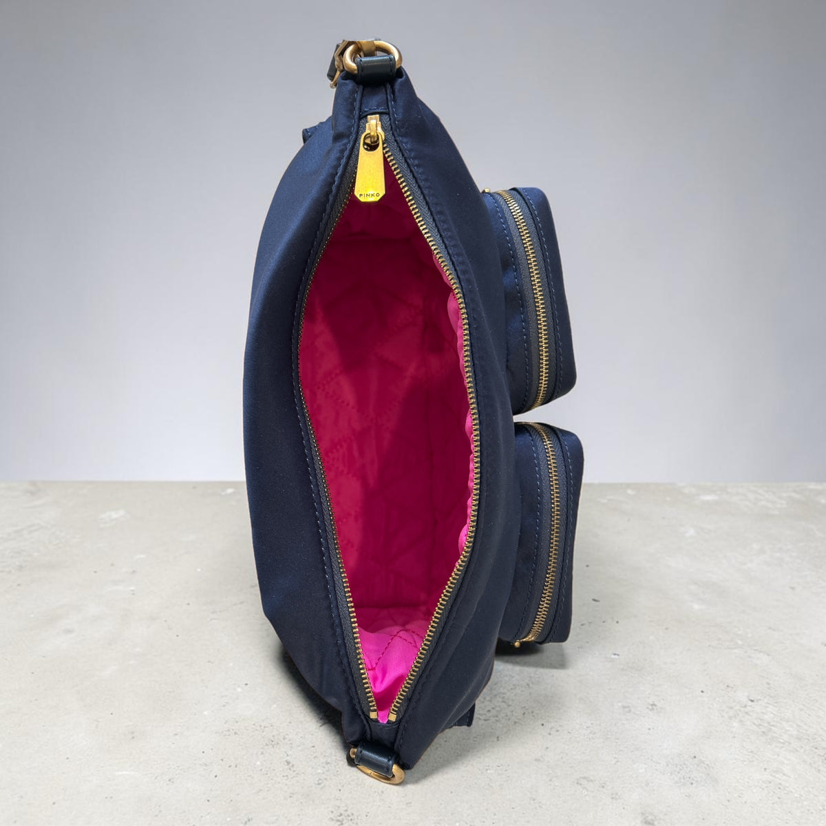 Pinko Cargo Camera Bag – Granatowa Nylonowa Torebka Utility