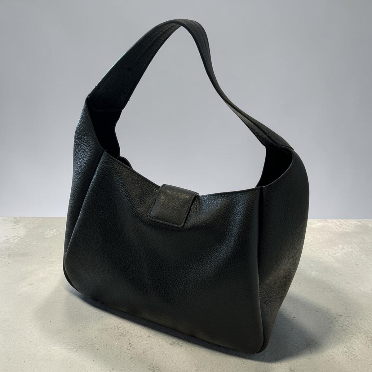 Skórzana Torebka Hobo Emporio Armani – Czarna z Metalowym Logo 🌟