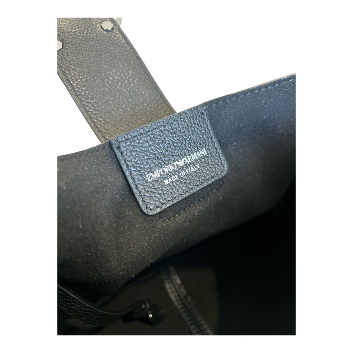 Skórzana Torebka Hobo Emporio Armani – Czarna z Metalowym Logo 🌟