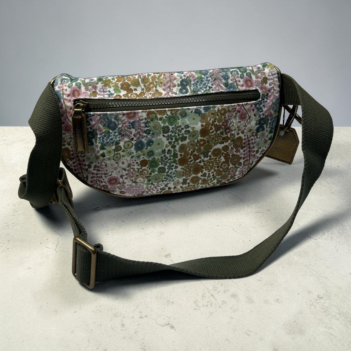 Kurt Geiger London Southbank Belt Bag – Kwiatowa Elegancja w Miejskim Stylu
