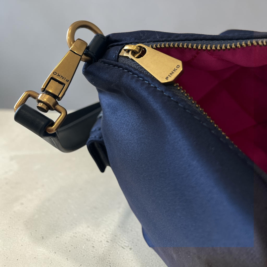 Pinko Cargo Camera Bag – Granatowa Nylonowa Torebka Utility