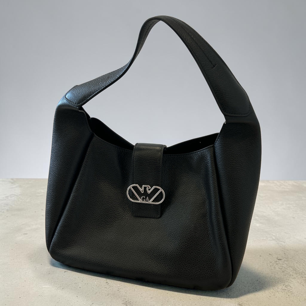 Skórzana Torebka Hobo Emporio Armani – Czarna z Metalowym Logo 🌟