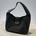 Skórzana Torebka Hobo Emporio Armani – Czarna z Metalowym Logo 🌟